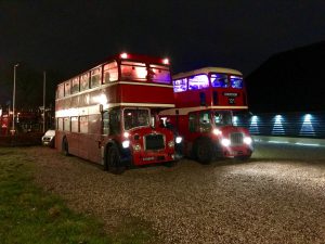 Engelse dubbeldekker bussen: gebroedelijk naast elkaar