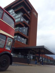 Engelse dubbeldekker bus bij Van der Valk Hotel Enschede